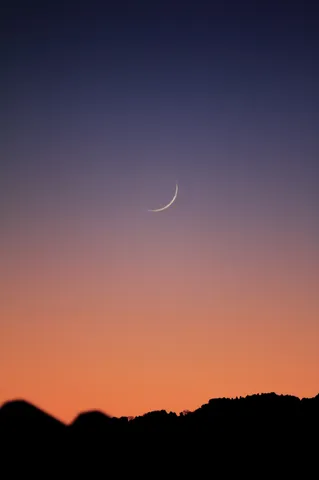 宵空に浮かぶ三日月
