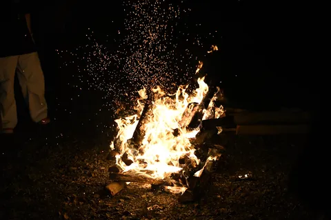 焚き火と火花の夜