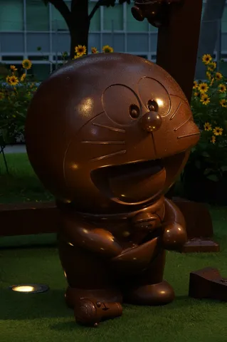 黄金色のドラえもん像