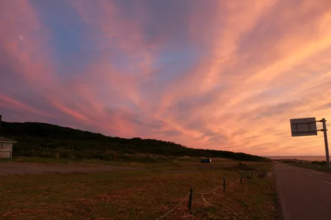 夕暮れの風景に染まる舗道