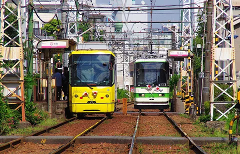 鮮やかな路面電車、駅でのひととき