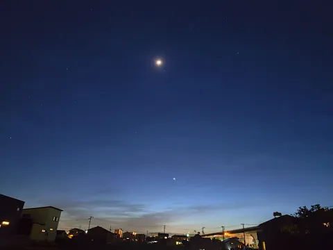 星空と街灯り、二つの光の競演