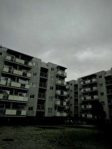 曇り空と集合住宅