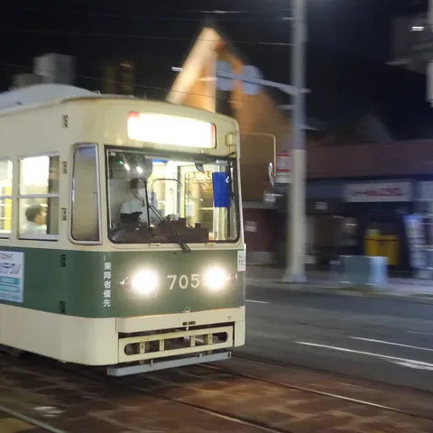 夜のトラムが走る街角