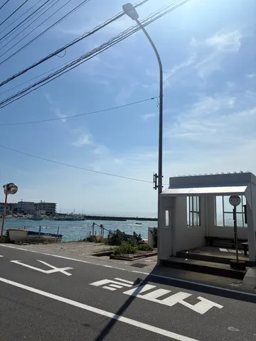 海風と街路の影