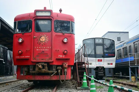 太陽とレトロ車両、未来への出発