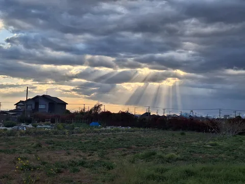雲間から差し込む光
