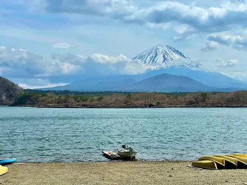 富士山を映す静かな湖畔