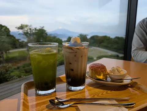 癒やしのカフェタイム、遠景とスイーツ