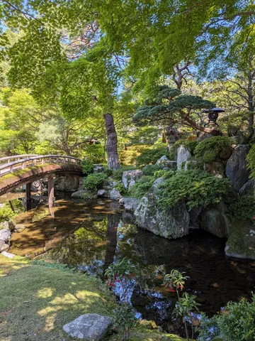 静寂に包まれた日本庭園の風情