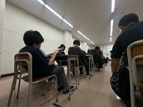 静かに並ぶ背中たち