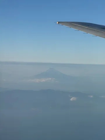 雲海に浮かぶ孤高の富士山