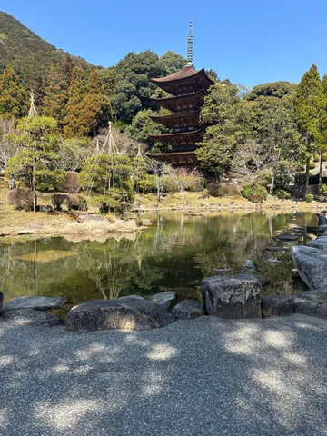 五重塔と静寂の池