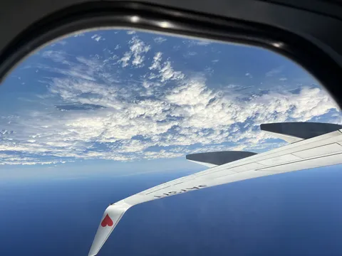 機窓から見下ろす青い世界