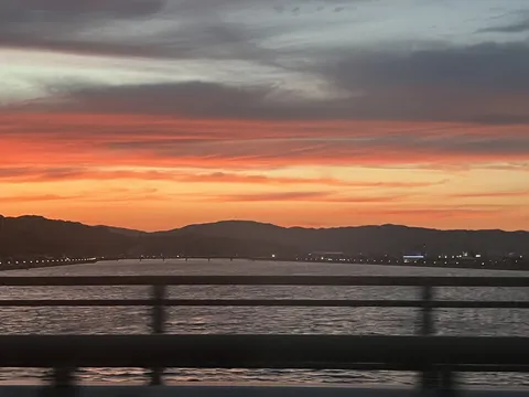 燃える空と水辺の夕景