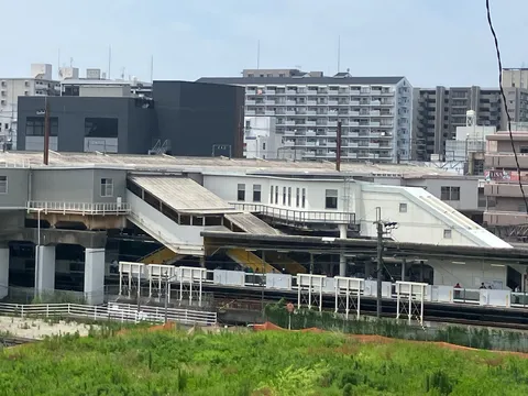 都会の乗換駅、日常の風景