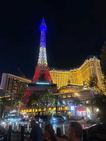 ラスベガスの夜空に光るエッフェル塔