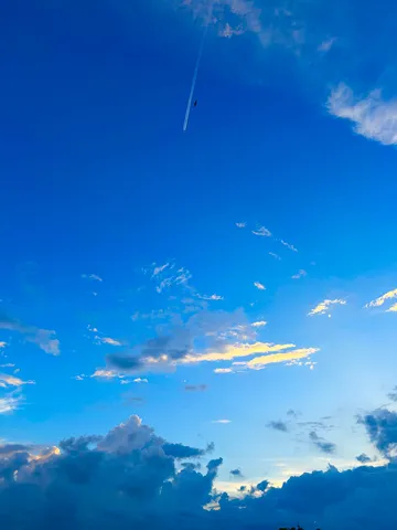 青空を切る飛行跡