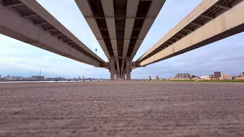 巨大構造物の圧巻ロードビュー