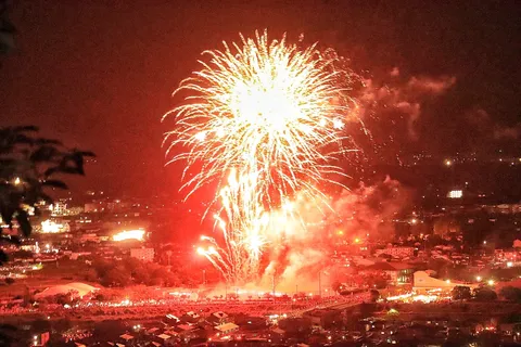 街を照らす夜空の花火
