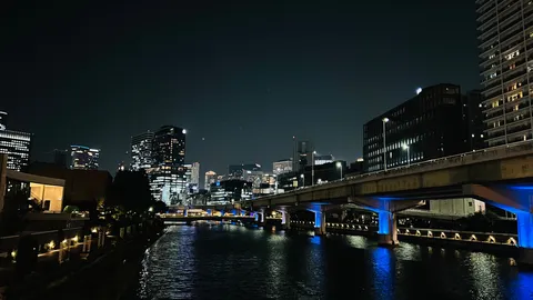 都会の夜景と川面に映る光