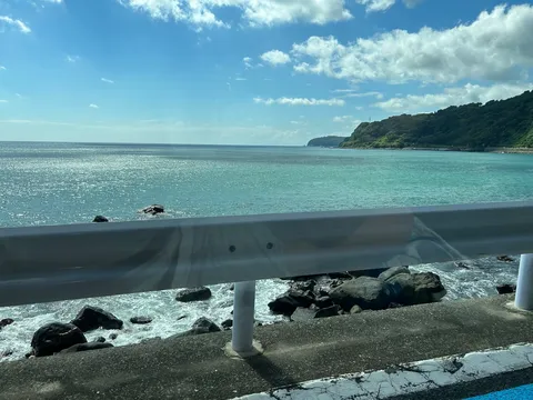 青い海と緑の山並み、ドライブ日和