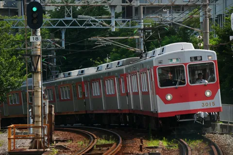 緑の信号、東武8000系、カーブする線路