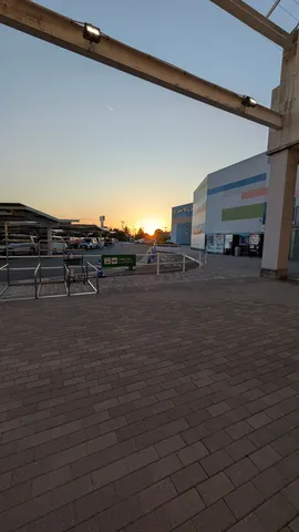 夕暮れ時のスーパーマーケット