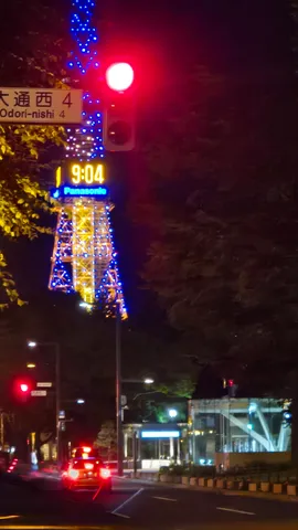 夜景と交差点、時刻は9時4分