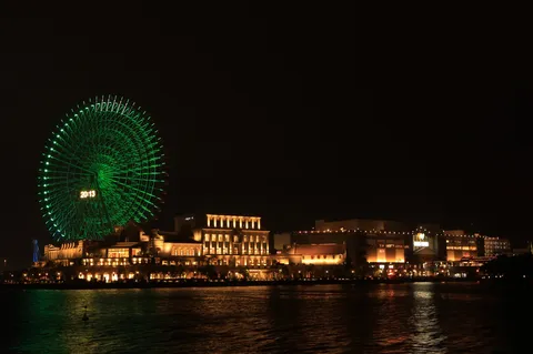 光る観覧車と夜景の煌めき