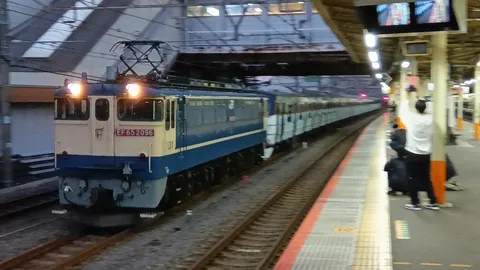 夜のホームを滑る機関車