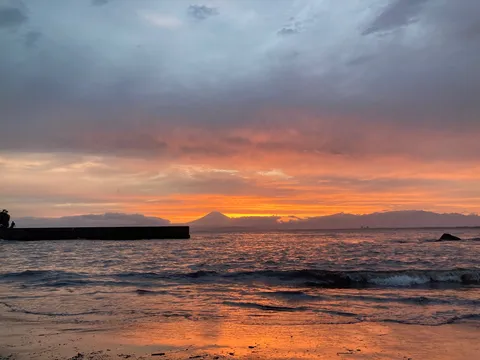 空も海もオレンジ、食べたくなる色