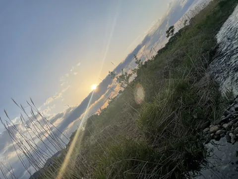 水面きらめく夕焼けの道