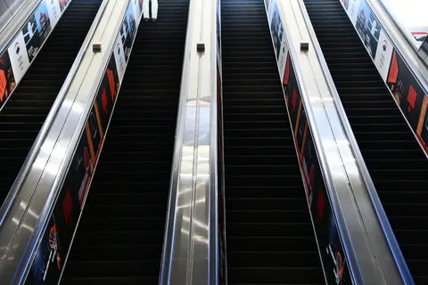 エスカレーターの並走