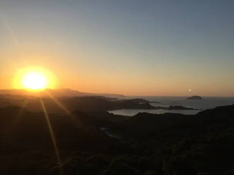 夕暮れの灯台と静かな海