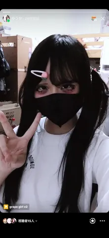 黒マスクに映えるキラキラアイ