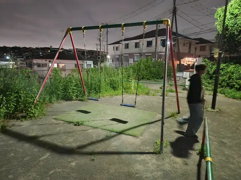 夜風とブランコの記憶