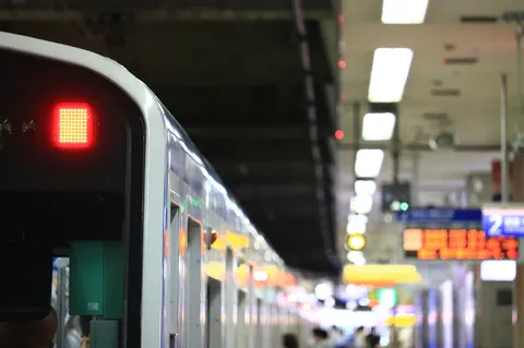 停車中の列車、灯る信号