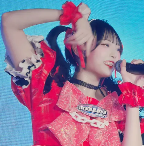 ステージを彩る情熱の赤