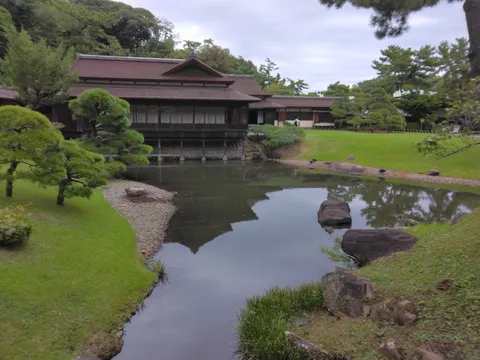 静寂に包まれた池泉庭園