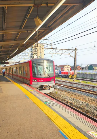 駅に佇む、鮮やかな赤い列車