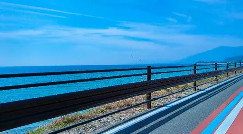 青い海と空、サイクリングロード