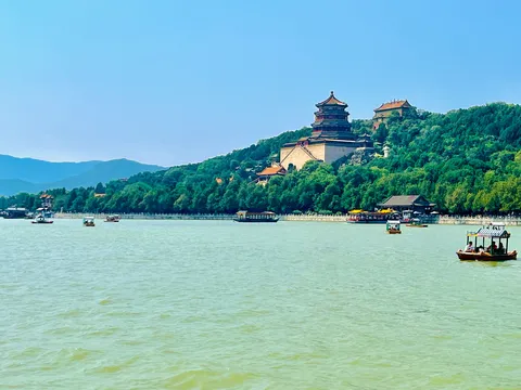 緑と歴史が織りなす水辺の風景