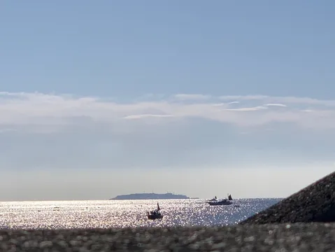沖に浮かぶ島と光の海