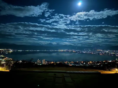 月光に包まれる光の街