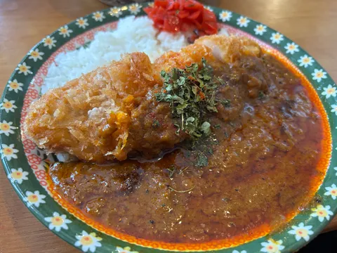 花柄プレートのカツカレー