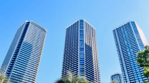 空に向かってそびえ立つ skyscraper