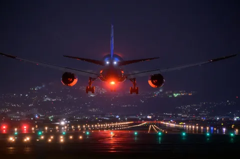 夜空を切り裂く光の翼