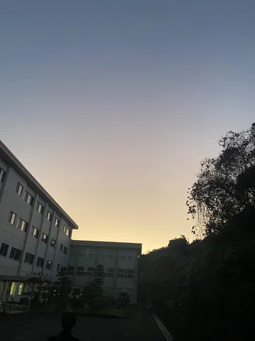 夕景と建物の静かな境界