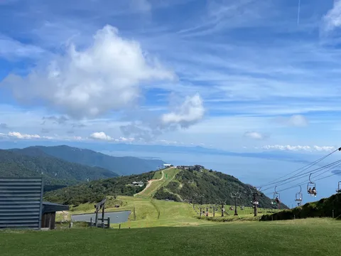 山頂リフトからの絶景、空と湖と緑